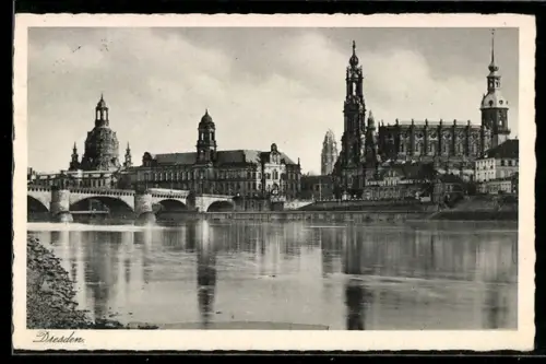 AK Dresden, Augustusbrücke, Hofkirche, Schloss an der Elbe