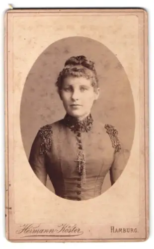 Fotografie Hermann Köster, Hamburg, Gr. Bäckerstrasse 26, Porträt einer Frau im eleganten Kleid