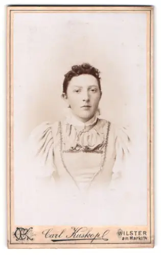 Fotografie Carl Kuskop, Wilster, Am Markt 14, Porträt einer Frau