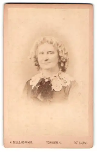 Fotografie H. Selle, Potsdam, Yorkstr. 4, Porträt einer älteren Dame