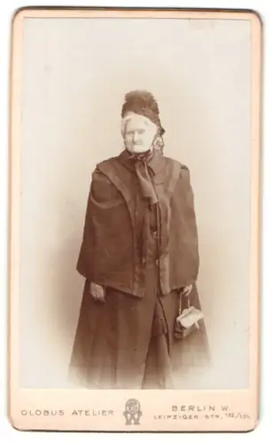 Fotografie Globus Atelier, Berlin, Leipziger Str. 132/133, Ältere Dame in traditioneller Kleidung