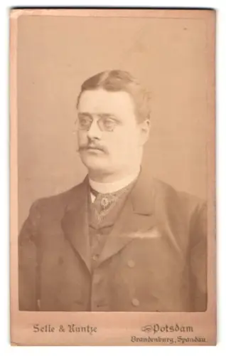 Fotografie Selle & Kuntze, Potsdam, Schwertfegerstr. 14, Porträt eines Mannes mit Brille