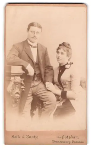 Fotografie Selle & Kuntze, Potsdam, Schwertfegerstr. 14, Paar im eleganten Sonntagsstaat