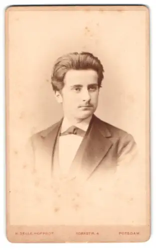 Fotografie Hermann Selle, Potsdam, Yorckstrasse 4, Porträt eines eleganten Herrn