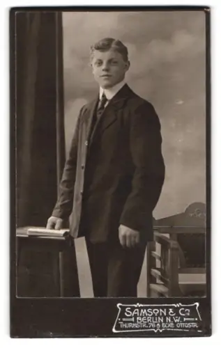 Fotografie Samson & Co., Berlin, Thurmstr. 76, Eleganter junger Mann im Anzug