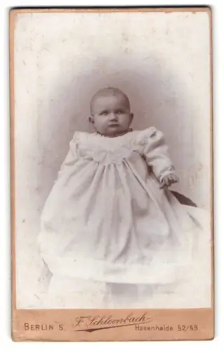 Fotografie F. Schloenbach, Berlin S., Hasenheide 52/53, Kleinkind im langen Kleid
