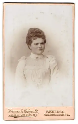Fotografie Haase & Schmidt, Berlin, Alte Schönhauserstrasse 23/24, Porträt einer Frau in eleganter Kleidung