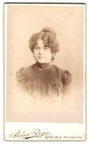 Fotografie Atelier Regis, Berlin, Prinzenstr. 44, Porträt einer jungen Frau