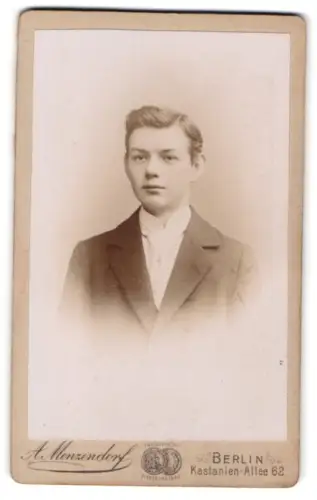 Fotografie A. Menzendorf, Berlin, Kastanien-Allee 62, Porträt eines jungen Mannes
