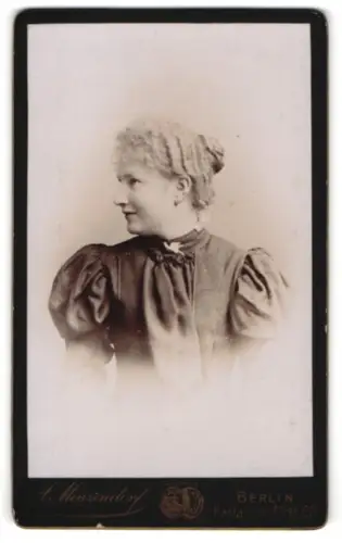 Fotografie A. Menzendorf, Berlin, Kastanien-Allee 62, Porträt einer Frau mit Lockenfrisur