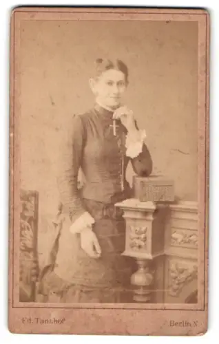Fotografie Ed. Tannhof, Berlin, Schönhauser Allee 6, Porträt einer Dame an einem dekorativen Möbelstück