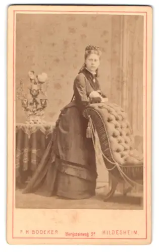 Fotografie F. H. Bödeker, Hildesheim, Bergsteinweg 3, Dame im eleganten Kleida