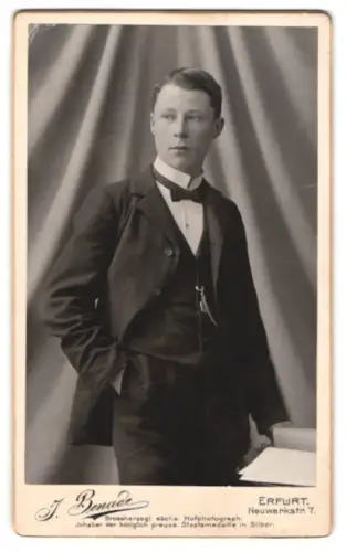 Fotografie J. Benade, Erfurt, Neuwerkstr. 7, Porträt eines jungen Mannes