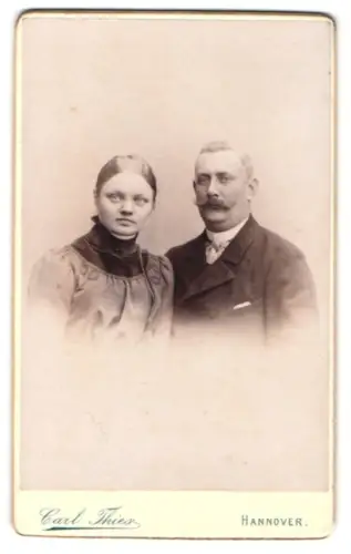 Fotografie Carl Thies, Hannover, Höltystrasse 3, Paar im Sonntagsstaat