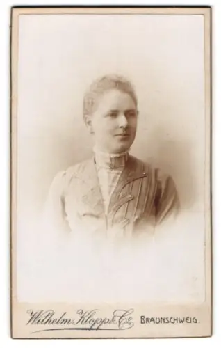 Fotografie Wilhelm Klopp & Co., Braunschweig, Friedrich Wilhelmstr. 37, Porträt einer Frau