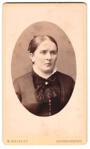 Fotografie W. Höffert, Dresden, See Str. 10, Frauenporträt in elegantem Kleid