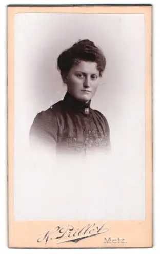 Fotografie Henri Prillot, Metz, Place de Chambre 7, Porträt einer Frau