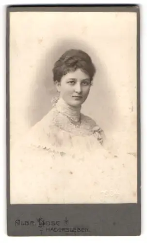 Fotografie Albr. Dose, Hadersleben, Porträt einer Frau im Spitzenkleid