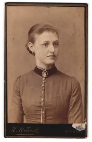 Fotografie H. Wittrock, Hamburg, Im Garten des Carl Schultze Theaters, Porträt einer jungen Frau