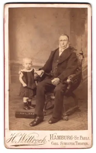 Fotografie H. Wittrock, Hamburg-St. Pauli, Carl Schultze Theater, Porträt eines älteren Mannes mit Kind