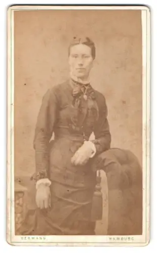 Fotografie T.W. Hermann, Hamburg, Poststrasse 2, Elegante Dame in historischer Kleidung