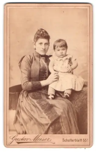 Fotografie Gustav Meeser, Altona, Schulterblatt 55, Mutter mit Kind auf einem Sofa