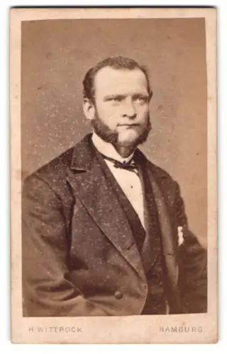 Fotografie H. Wittrock, Hamburg, Langereihe 48, Porträt eines Herrn mit Koteletten