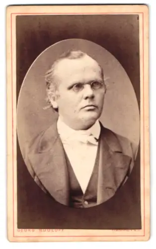 Fotografie Georg Rudloff, Hannover, Nicolaistrasse 7, Porträt eines ernst blickenden Mannes