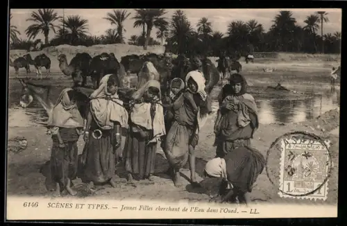 AK Jeunes F8illes cherchant de l`Eau dans l`Oued