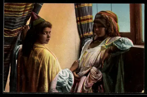 AK Zwei arabische Mädchen in Tracht an einem Fenster