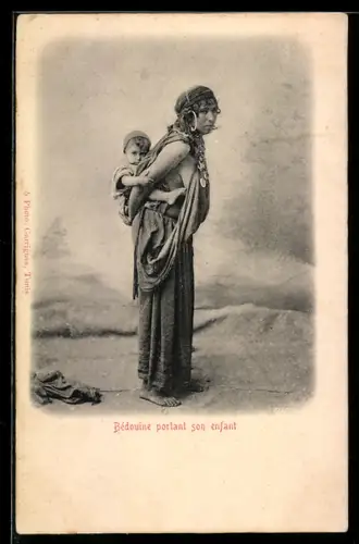AK Bédouine protant son enfant, arabische Volkstypen