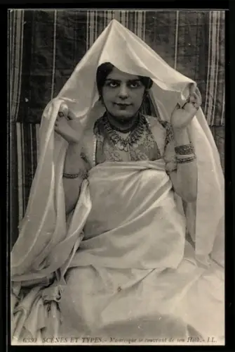 AK Scènes et Types, Mauresque se couvrant de son Haik, arabische Volkstypen