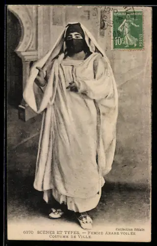 AK Femme Arabe voilée, costume de ville