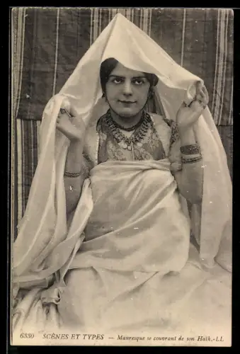 AK Mauresque se couvrant de son Haik