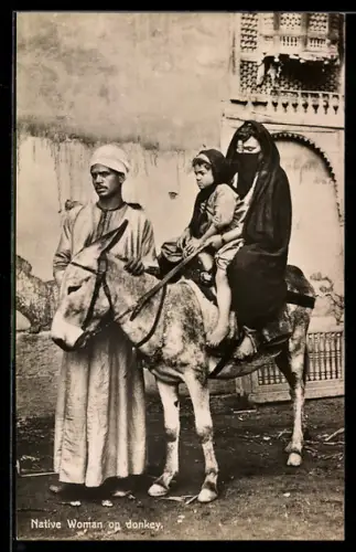 AK Cairo / Kairo, Arabic woman on a donkey, Ägyptische Familie mit Esel