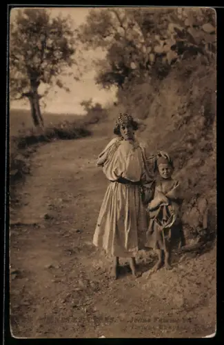 AK Jeune femme avec un enfant