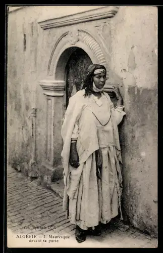 AK Mauresque devant sa porte