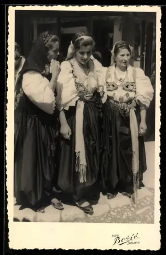 AK Drei junge Bosnierinnen in Tracht