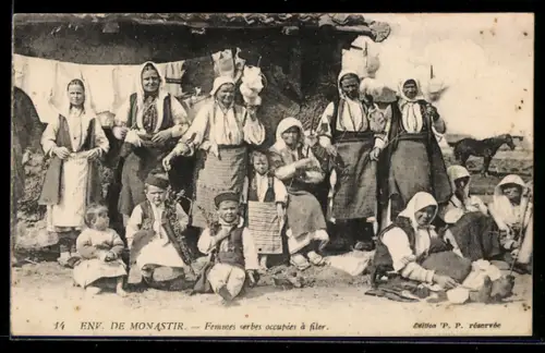 AK Env. de Monastir, Femmes serbes occupées à filer