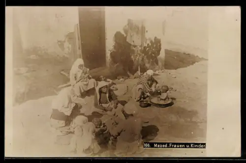 AK Mazedonien, Frauen u. Kinder in einem Hof