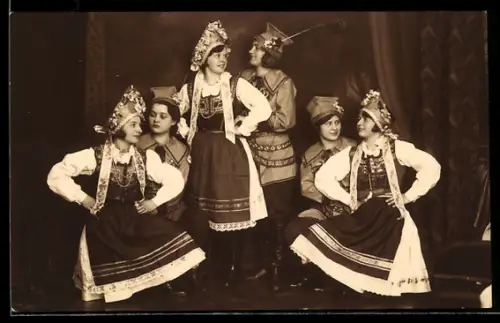 AK Polinnen in Trachtenkleidung beim Tanz