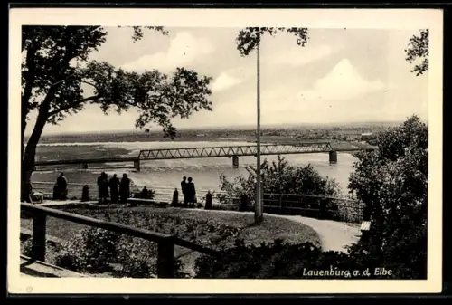 AK Lauenburg a. d. Elbe, Elbbrücke mit Uferanlage