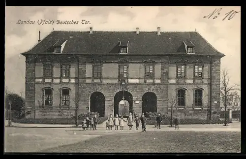 AK Landau /Pfalz, Deutsches Tor mit Kindergruppe