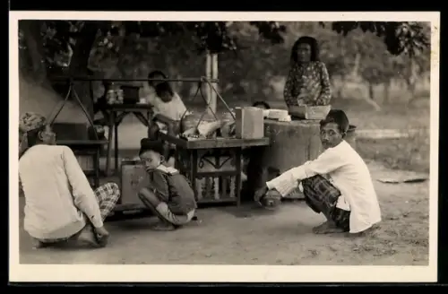 AK Familie an einer Kochstelle, asiatische Volkstypen