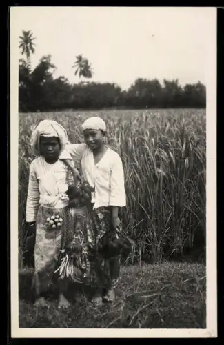 AK Zwei Kinder an einem Feld, asiatische Volkstypen