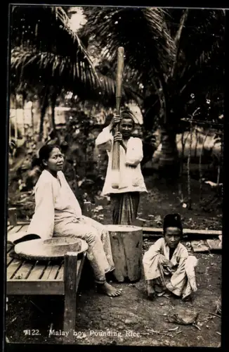 AK Malay boy Pounding Rice, asiatische Volkstypen
