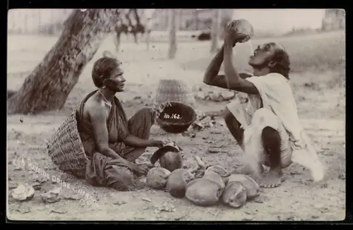 AK Indien, Inder trinkt Kokosnusswasser