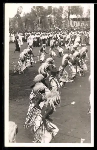 Foto-AK Watutsi in traditioneller Kleidung bei einem Tanz