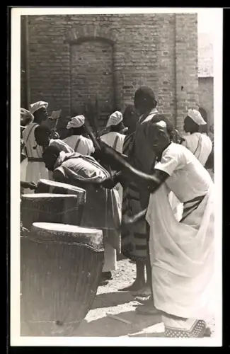 Foto-AK Afrikanische Musiker mit Trommeln