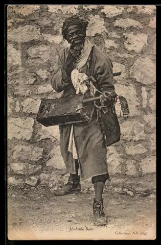 AK Madame Bono, Gut gelaunter Strassenmusiker